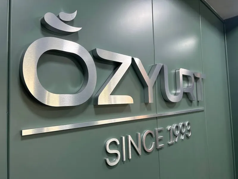 Металлические объёмные буквы Özyurt на стене — PixelMedia, Алматы