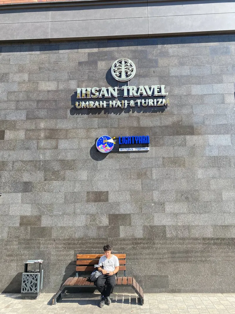 Вывеска Ihsan Travel из объёмных букв на фасаде — PixelMedia, Алматы