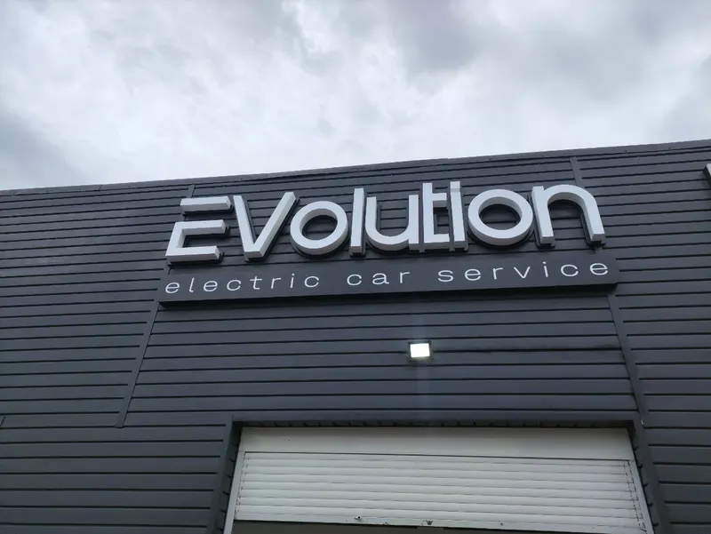 Объёмные буквы EVolution, вид снизу — PixelMedia, Алматы