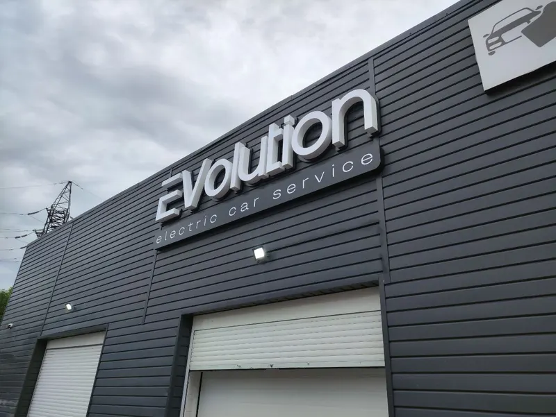 Объёмные буквы EVolution electric car service — PixelMedia, Алматы