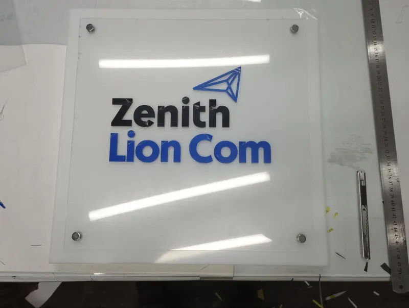 Прозрачная табличка Zenith Lion Com — PixelMedia, Алматы