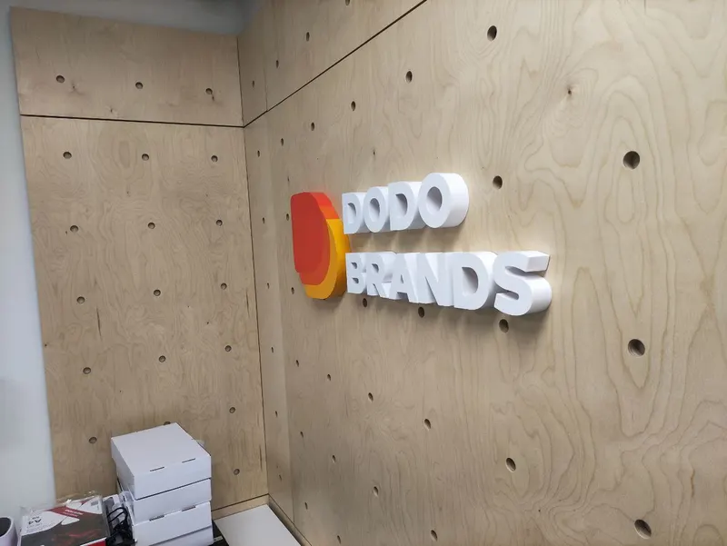 Логотип и буквы Dodo Brands на стене офиса — PixelMedia, Алматы