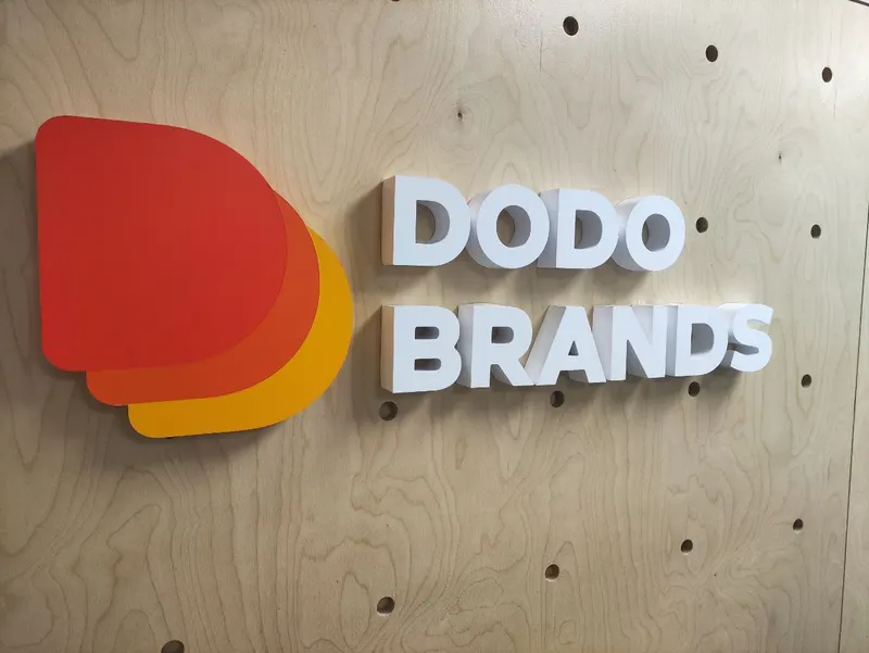 Объёмные буквы Dodo Brands крупным планом — PixelMedia, Алматы
