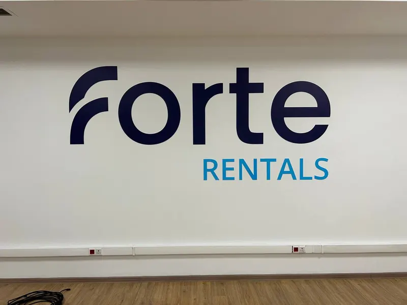 Логотип Forte Rentals на стене — PixelMedia, Алматы