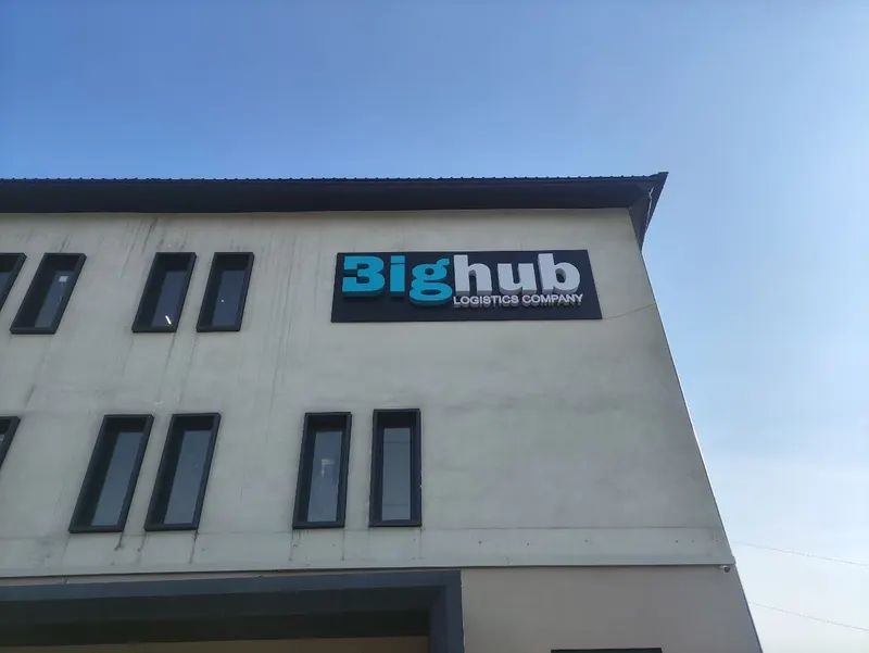 Объёмные буквы 3ighub на здании — PixelMedia, Алматы