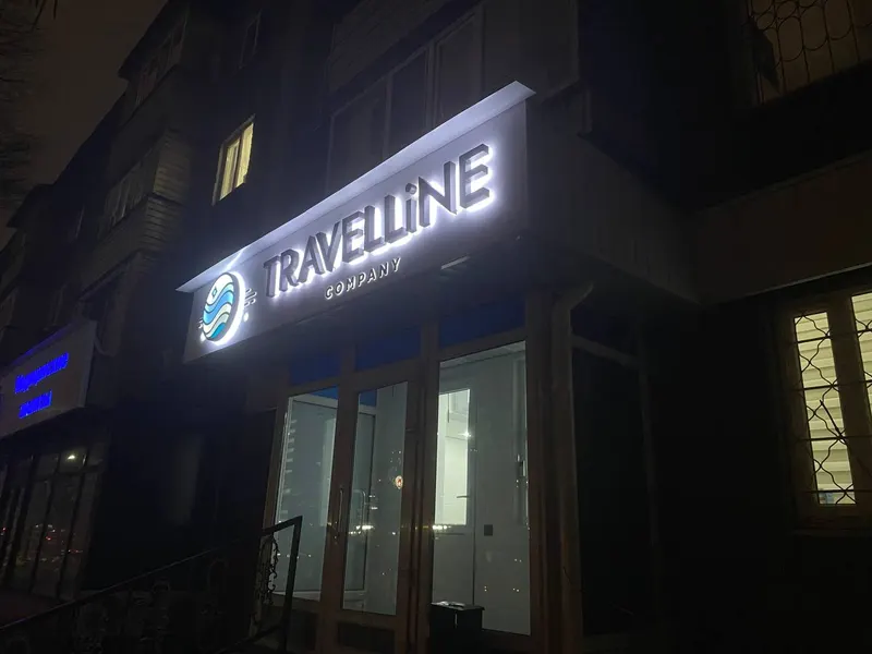 Вывеска Travelline с вечерней подсветкой — PixelMedia, Алматы