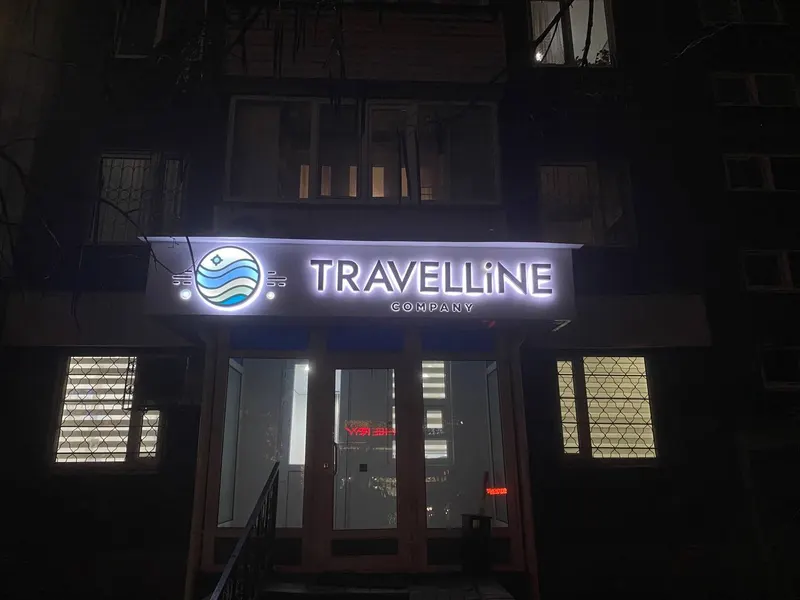 Вывеска Travelline Company, вид вечером — PixelMedia, Алматы