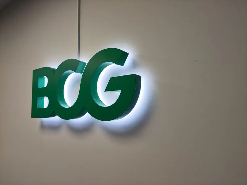 Логотип BCG с контражурной подсветкой — PixelMedia, Алматы