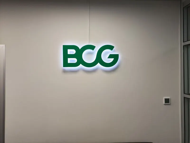 Зелёные объёмные буквы BCG — PixelMedia, Алматы