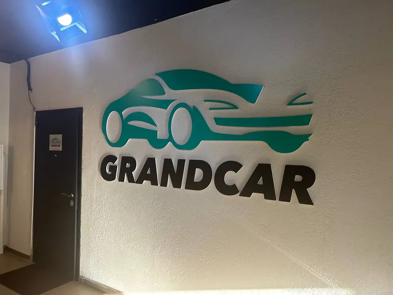 Объёмный логотип Grandcar на стене — PixelMedia, Алматы